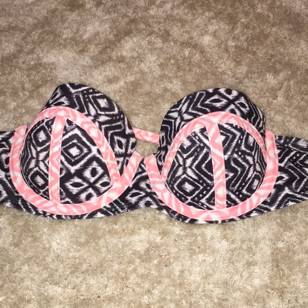 SUMMER: Pink and black bathing suit top